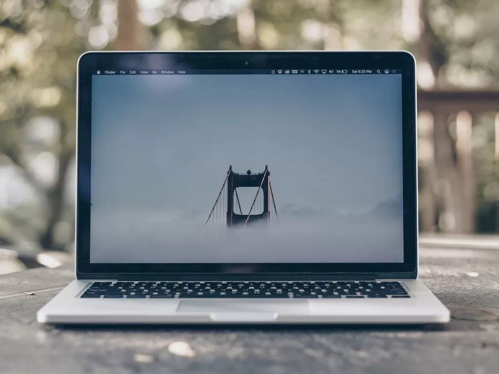 Laptop MacBook buatan Apple (photo/Unsplash/Ben Kolde)