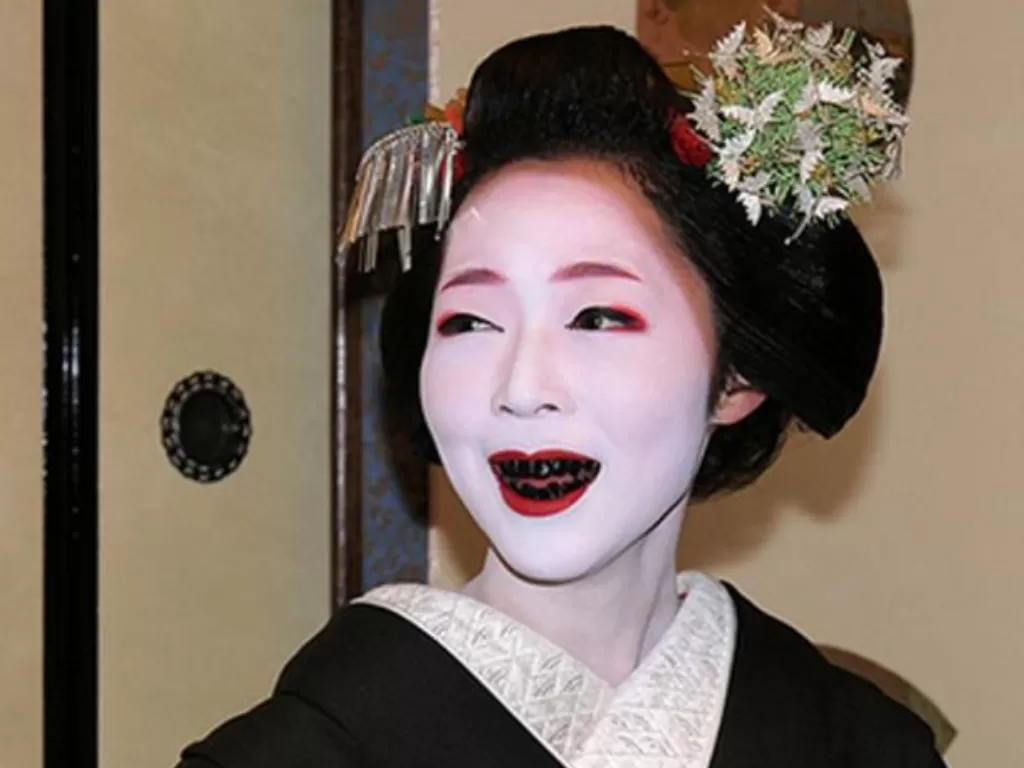 Praktik menghitamkan gigi wanita Jepang. (peterbrown-palaeoanthropology.net)
