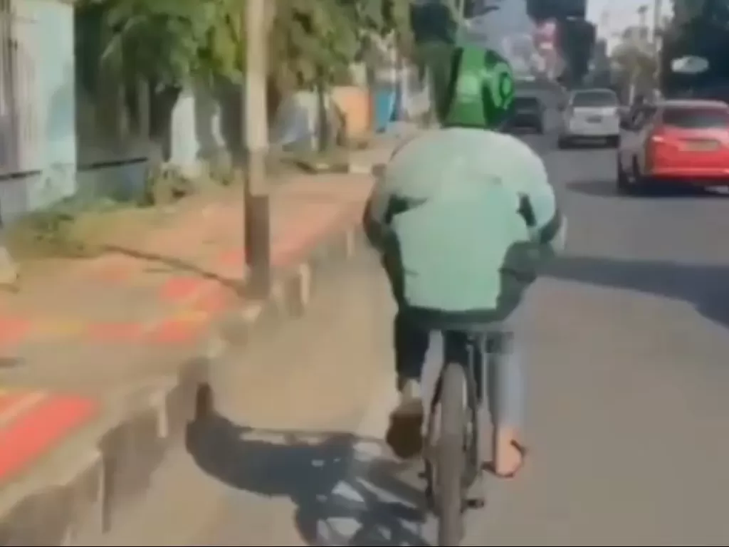Driver Gojek membawa sepeda milik penumpang (Instagram/@tante_rempong_)