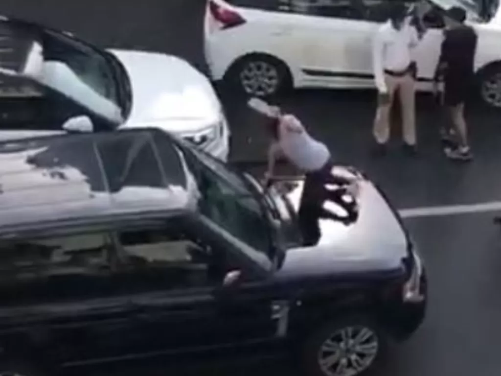 Tampilan wanita yang memukul kaca jendela Range Rover akibat perselisihan suami istri. (SS/Youtube/Shantonil Nag)