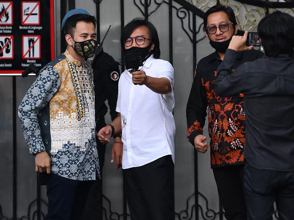 Aktor Raffi Ahmad (kiri), Andre Taulany (kanan), dan penyanyi Ari Lasso berbincang seusai bertemu dengan Presiden Joko Widodo di kompleks Istana Kepresidenan, Jakarta, Selasa (14/7/2020). (ANTARA FOTO/Sigid Kurniawan)