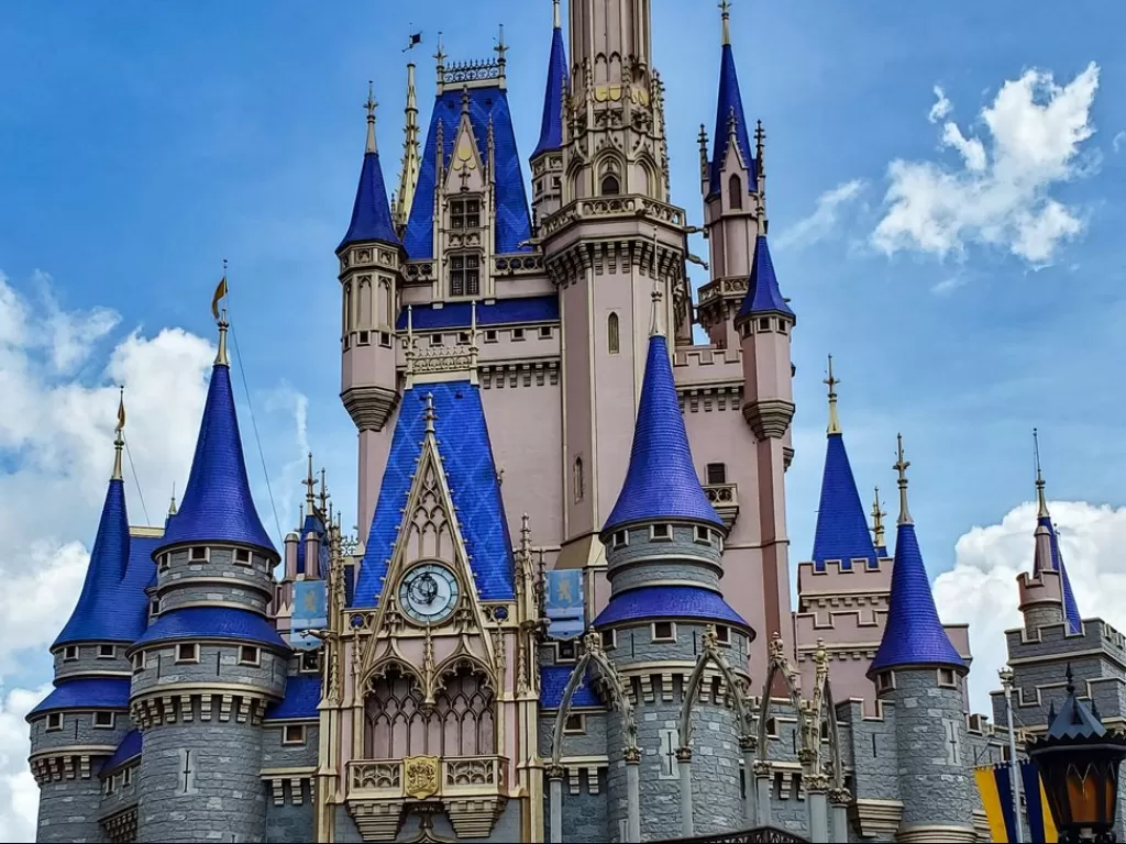 Kastil Cinderella di Disney World sudah dicat. (Twitter/@MarcusQYT)