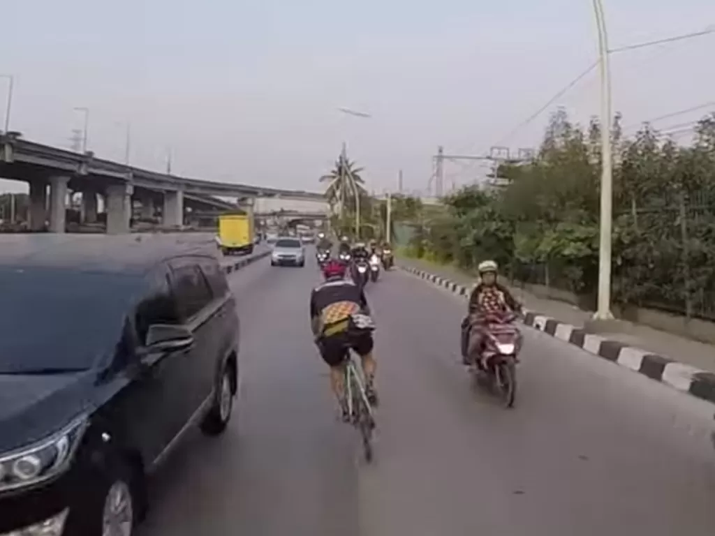 Video viral pesepeda yang lawan arus di jalan raya  (photo/Youtube/Lucas Brunelle)