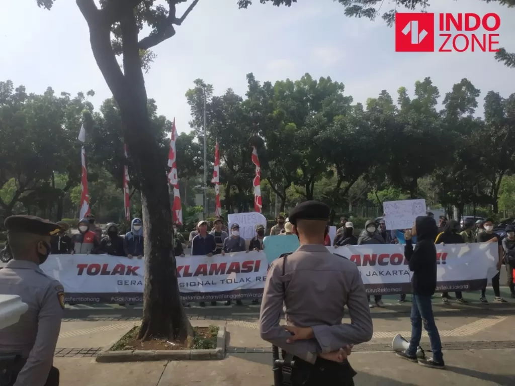 Koalisi Selamatkan Teluk Jakarta demo di depan Balai Kota meminta Gubernur DKI Jakarta Anies Baswedan menghentikan izin reklamasi di teluk Jakarta, Selasa (14/7/2020). (INDOZONE/Murti Ali Lingga)