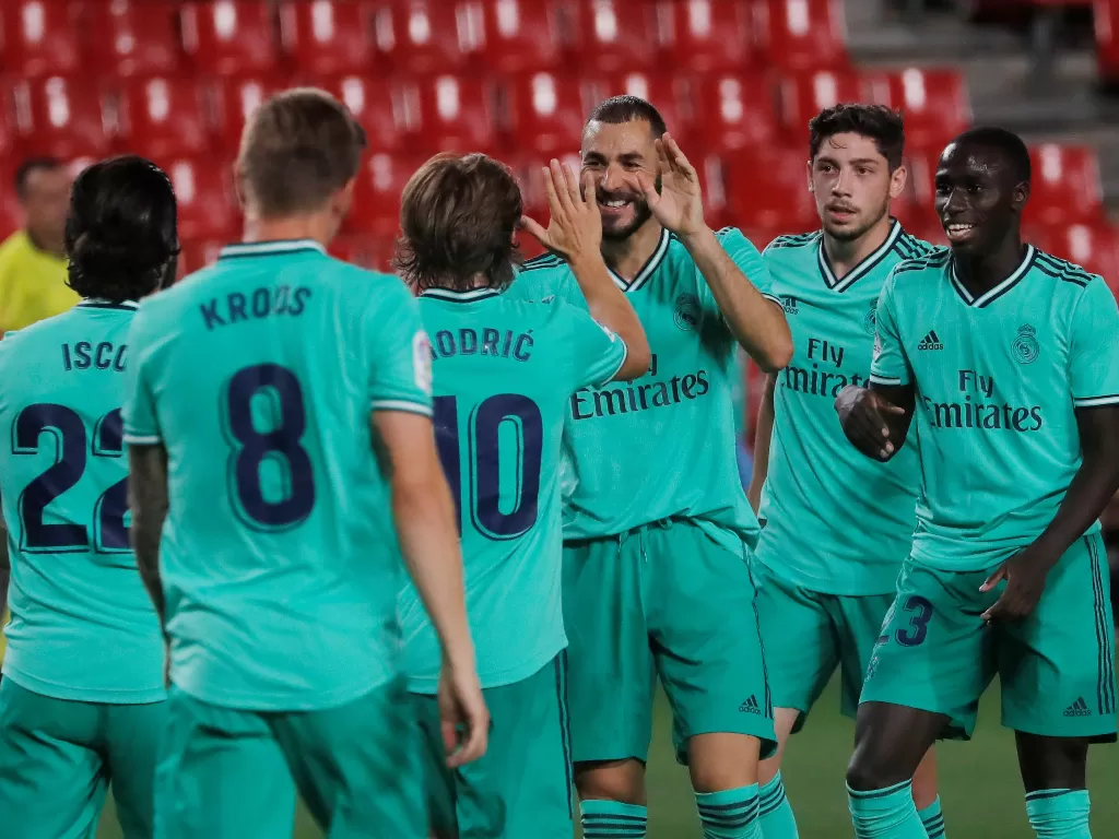 Pemain Real Madrid melakukan selebrasi gol di laga kontra Granada. (REUTERS/Jon Nazca)