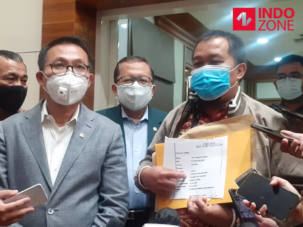 Ketua Komisi III DPR Herman Herry menerima surat jalan buronan terpidana kasus pengalihan atau cessie Bank Bali Djoko Tjandra di Gedung DPR, Senayan, Selasa (14/7/2020). (INDOZONE/Sarah Hutagaol)