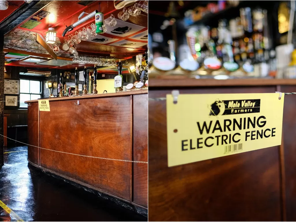 Potret pub yang di dalamnya terdapat pagar listrik, agar pengunjung menjaga jarak. (Greg Martin/Cornwall Live)