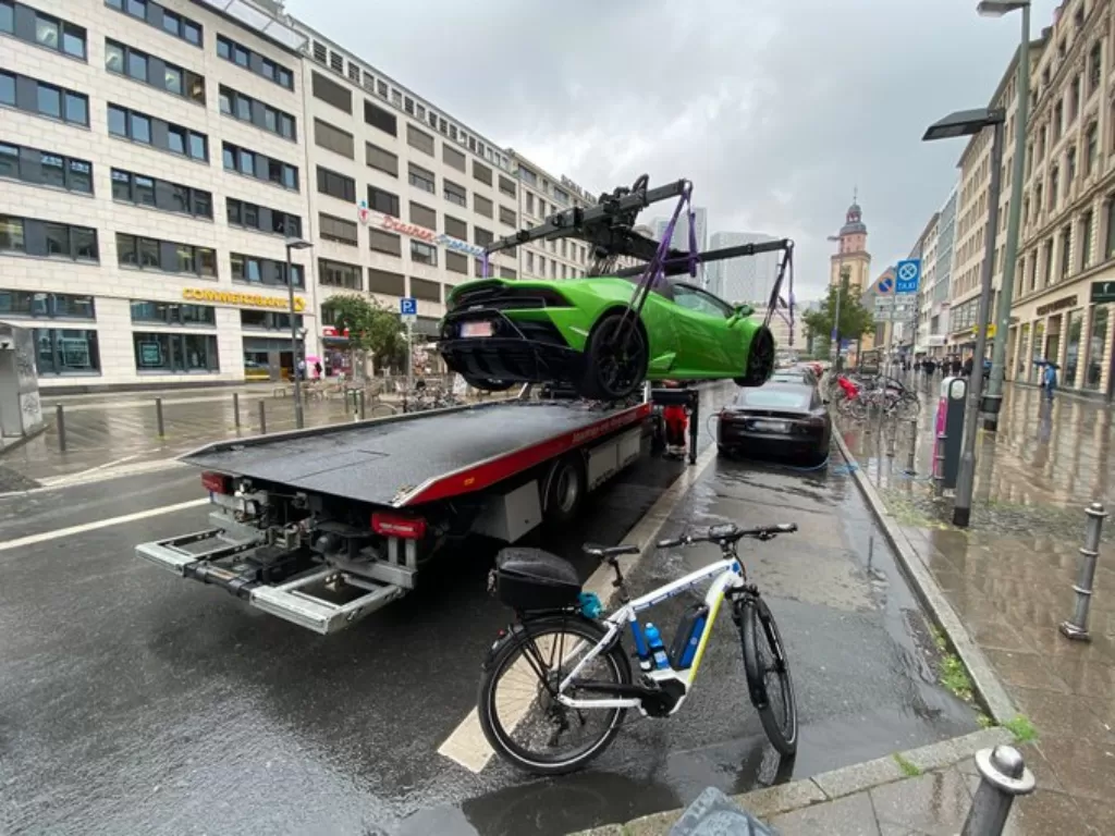 Tampilan Lamborghini Huracan Evo Spyder yang diangkut paksa dengan truk towing. (Twitter/@Polizei_Ffm)