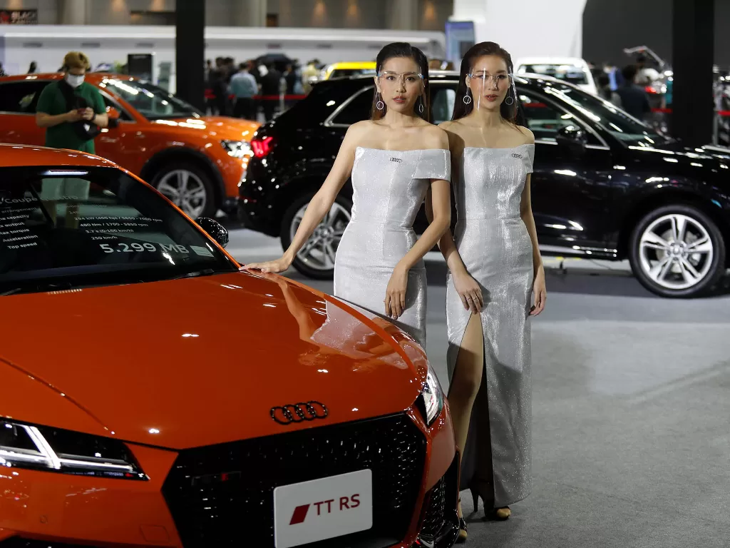 Sejumlah model mengenakan pelindung wajah saat berpose dalam pameran Bangkok International Motor Show ke-41 di Bangkok, Thailand, 14 Juli 2020. (REUTERS/Jorge Silva)