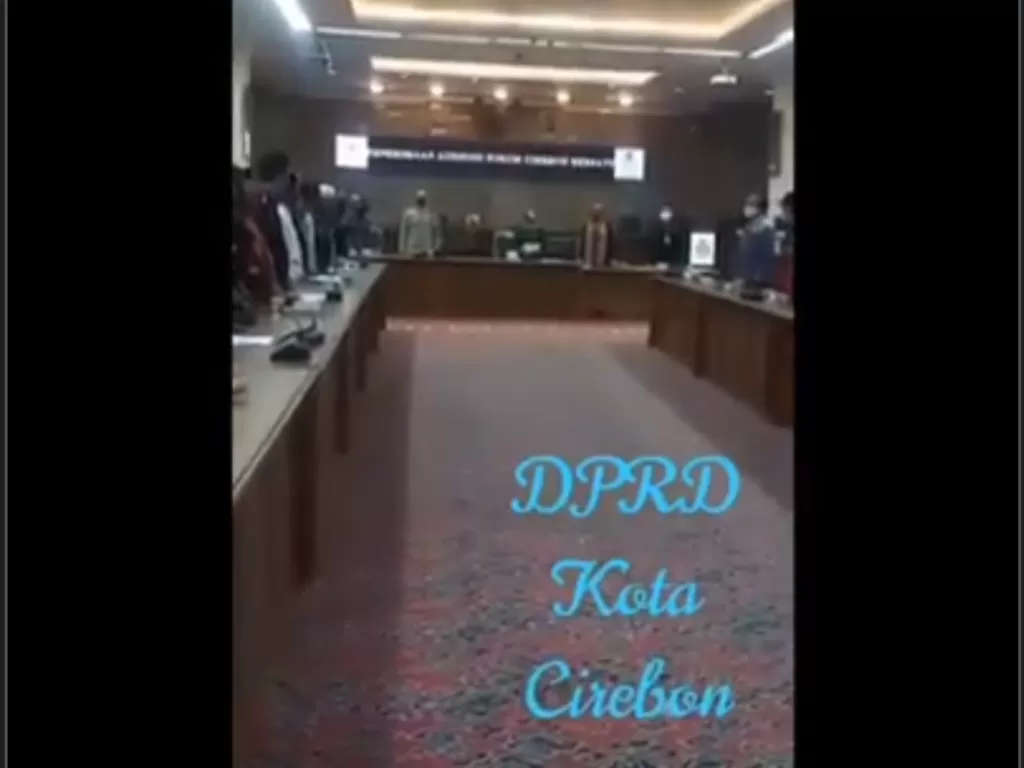 Tangkapan layar video pengambilan sumpah DPRD Kota Cirebon. (YouTube/Restu Ashari Putra)