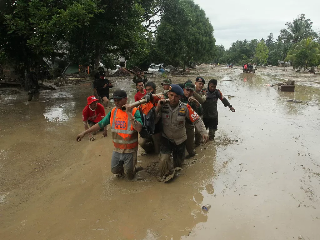 Petugas gabungan mengevakuasi korban banjir bandang di Desa Radda, Kabupaten Luwu Utara, Sulawesi Selatan, Selasa (14/7/2020). (ANTARA FOTO/Indra/wpa)