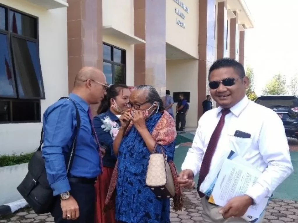 Mariamsyah Boru Siahaan (tengah) didampingi penasihat hukumnya saat harus menghadapi gugatan perdata yang didaftarkan tiga orang anaknya di Pengadilan Negeri Tarutung, Tapanuli Utara. (Photo/ANTARA/Rinto Aritonang)