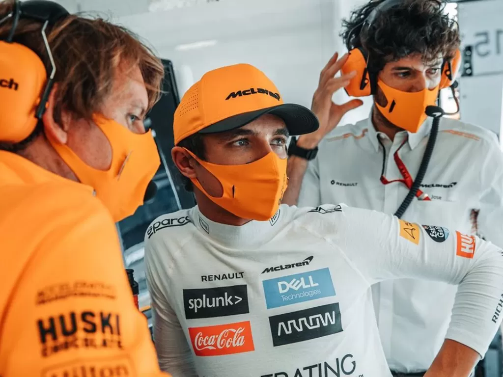 Lando Norris dengan anggota tim McLaren. (Instagram/@landonorris)