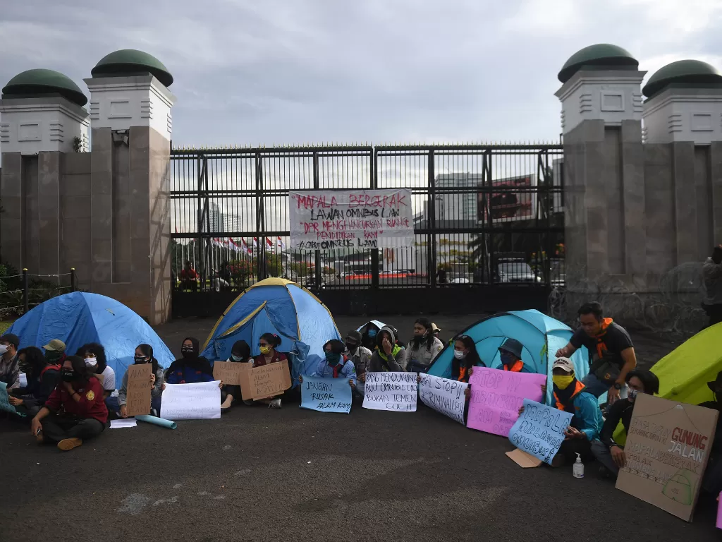 Sejumlah mahasiswa pencinta alam (mapala) membawa tenda saat melakukan aksi menolak omnibus law di depan Kompleks Parlemen, Senayan, Jakarta, Rabu (15/7/2020). (ANTARA FOTO/Akbar Nugroho Gumay)