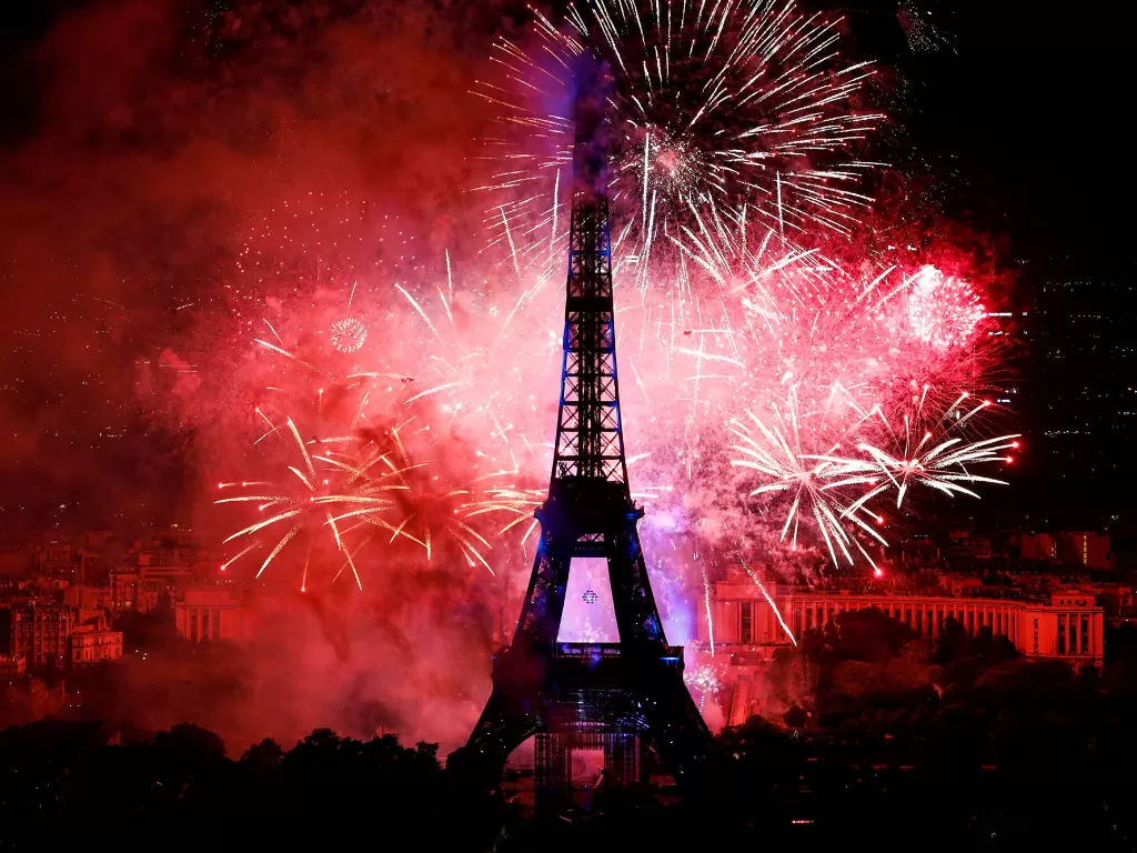 Kembang api mewarnai Menara Eiffel dalam perayaan Hari Bastille di Paris, Prancis, 14 Juli 2020. (REUTERS/Charles Platiau)