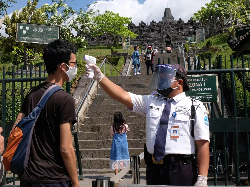 Ilustrasi kasus corona di Jawa Tengah dengan latar belakang Candi Borobudur, Magelang, Jawa Tengah. (ANTARA FOTO/Anis Efizudin).