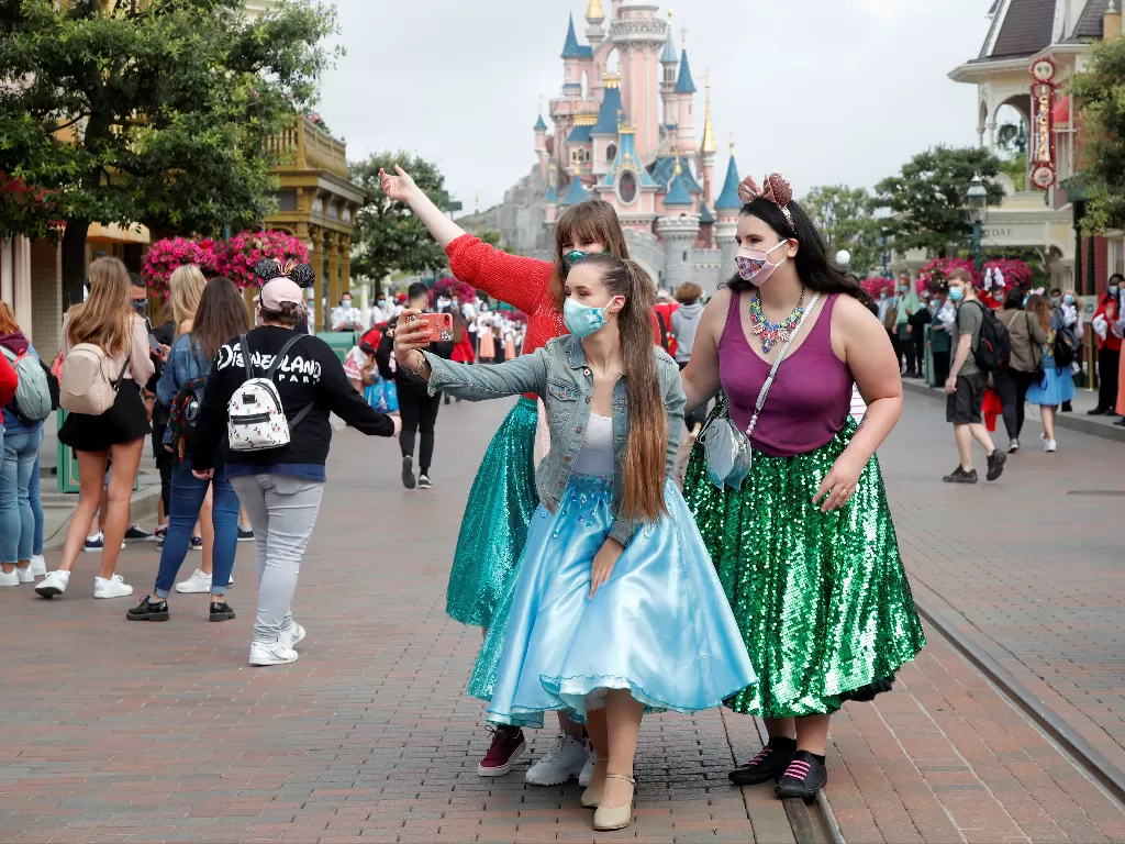 Disneyland Paris membuka kembali pintu untuk pengunjung. (Photo/REUTERS/Charles Platiau)