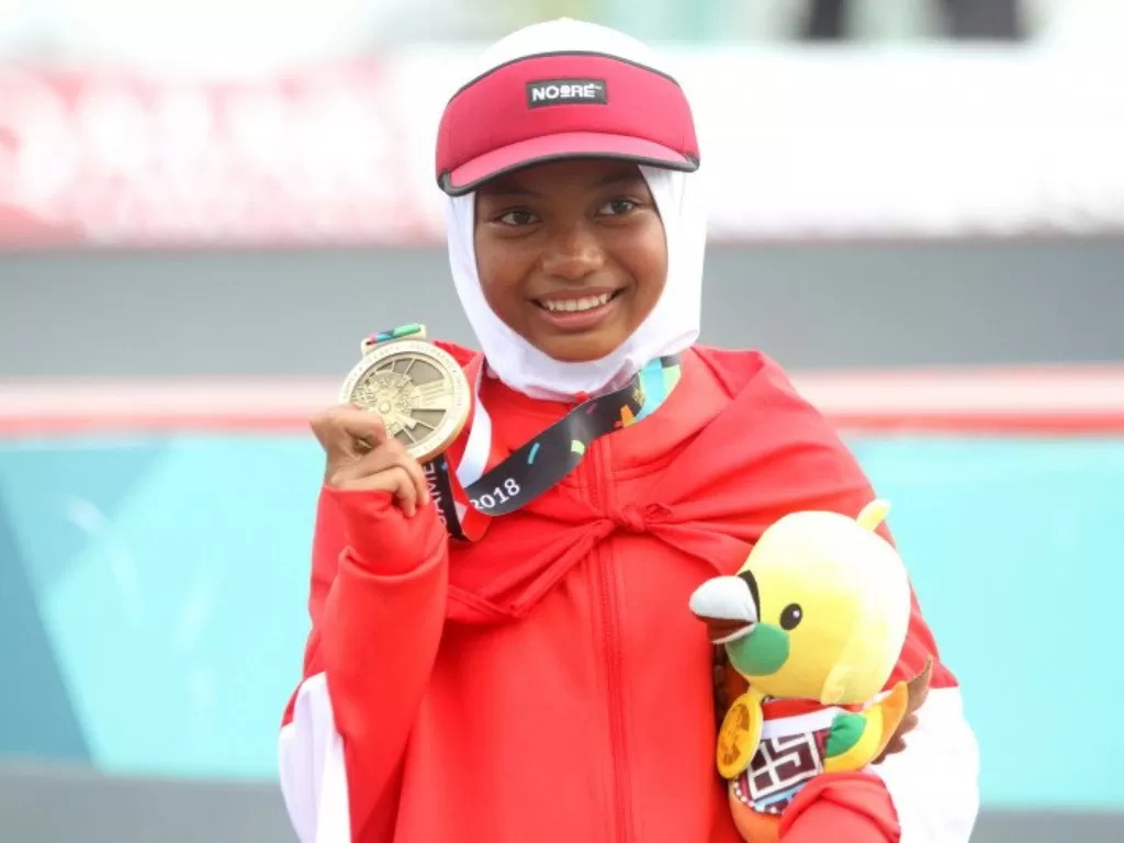  Bunga Nyimas menunjukkan medali perunggu yang diraihnya pada kelas jalanan putri Asian Games 2018 di arena roller sport Jakabaring, Palembang, Sumatera Selatan, Rabu (29/8). (ANTARA FOTO/INASGOC/Rahmad Suryadi)