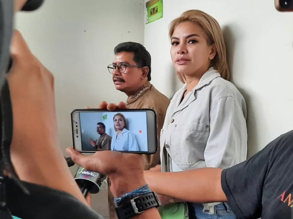 Nikita Mirzani berikan keterangan pers usai sidang di Pengadilan Negeri Jakarta Selatan, Senin (8/6/2020). (Photo/ANTARA/Laily Rahmawaty) 