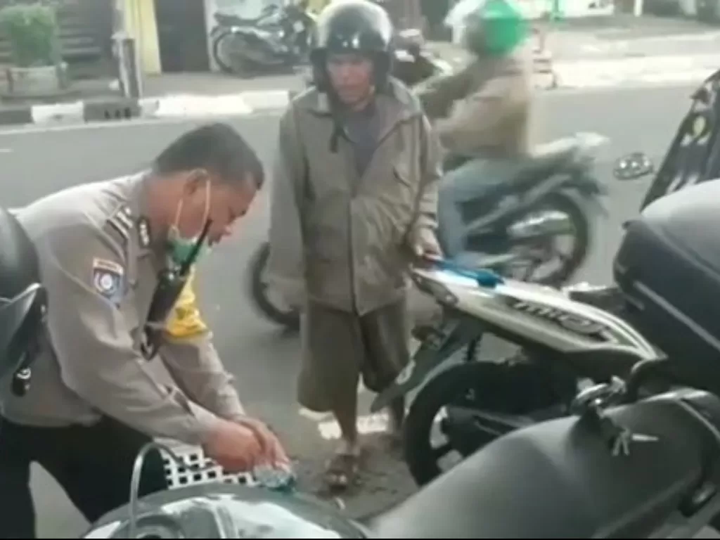 Polisi Yogyakarta yang viral karena berbagi bensin dengan pengendara. (Screenshot)