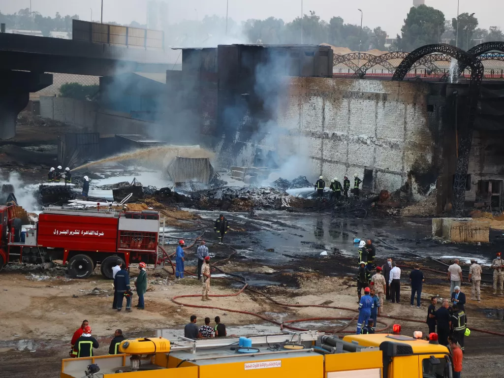 Para petugas pemadam kebakaran berupaya memadamkan api di lokasi kebakaran pipa minyak mentah di Kairo, ibu kota Mesir, pada 14 Juli 2020. (Xinhua/Ahmed Gomaa)