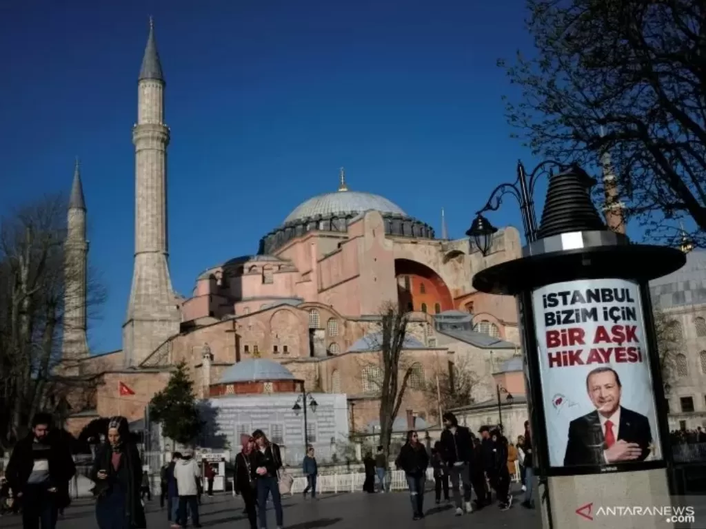 Spanduk pemilu bergambar Recep Tayyip Erdogan, dengan latar Hagia Sophia, terlihat di Istanbul, Turki, Kamis (28/3/2019). (ANTARA FOTO/REUTERS/Murad Sezer)