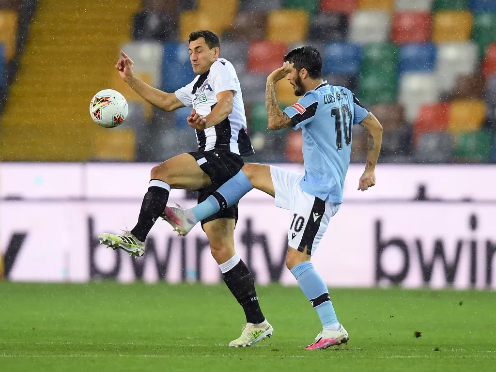 Pemain Udinese Mato Jajalo berebut bola dengan pemain Lazio Luis Alberto, pada laga lanjutan Liga Italia di Stadion Dacia Arena, Italia, 15 Juli 2020. (REUTERS/Daniele Mascolo)