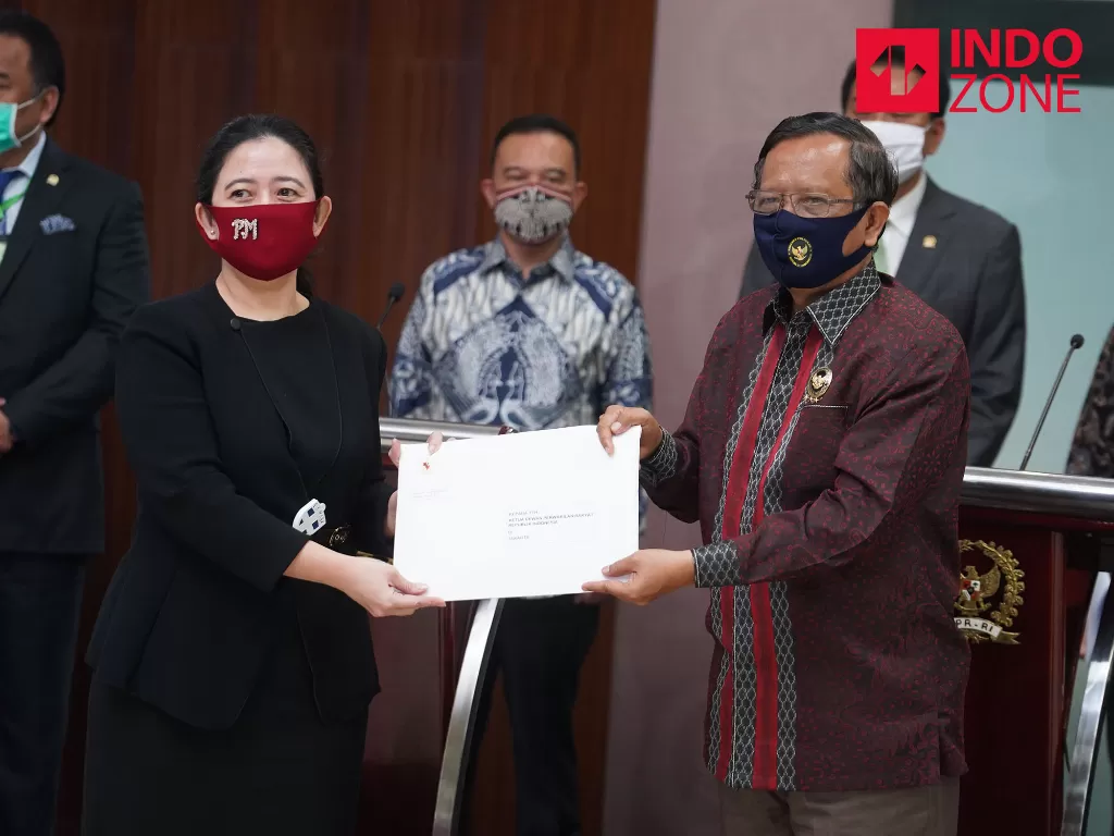 Ketua DPR Puan Maharani menerima Surpres tentang RUU BPIP dari Menkopolhukam Mahfud MD di Gedung DPR, Jakarta, Rabu (16/7/2020). (INDOZONE/Arya Manggala)