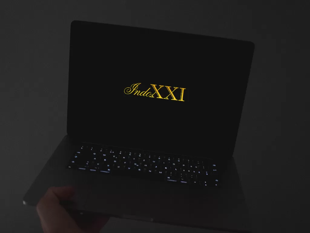 Ilustrasi logo IndoXXI di laptop (photo/Unsplash/Thibault Penin)