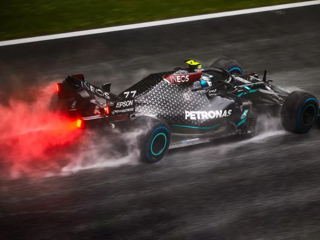 Valtteri Bottas saat menjajal mobil balap Mercedes W11. (Instagram/@valtteribottas)
