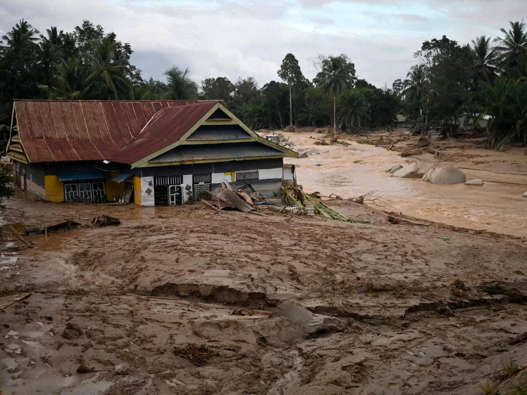 Sebuah rumah tenggelam lumpur akibat banjir bandang di Desa Radda, Kabupaten Luwu Utara, Sulawesi Selatan, Selasa (14/7/2020). (ANTARA/Hariandi Hafid)