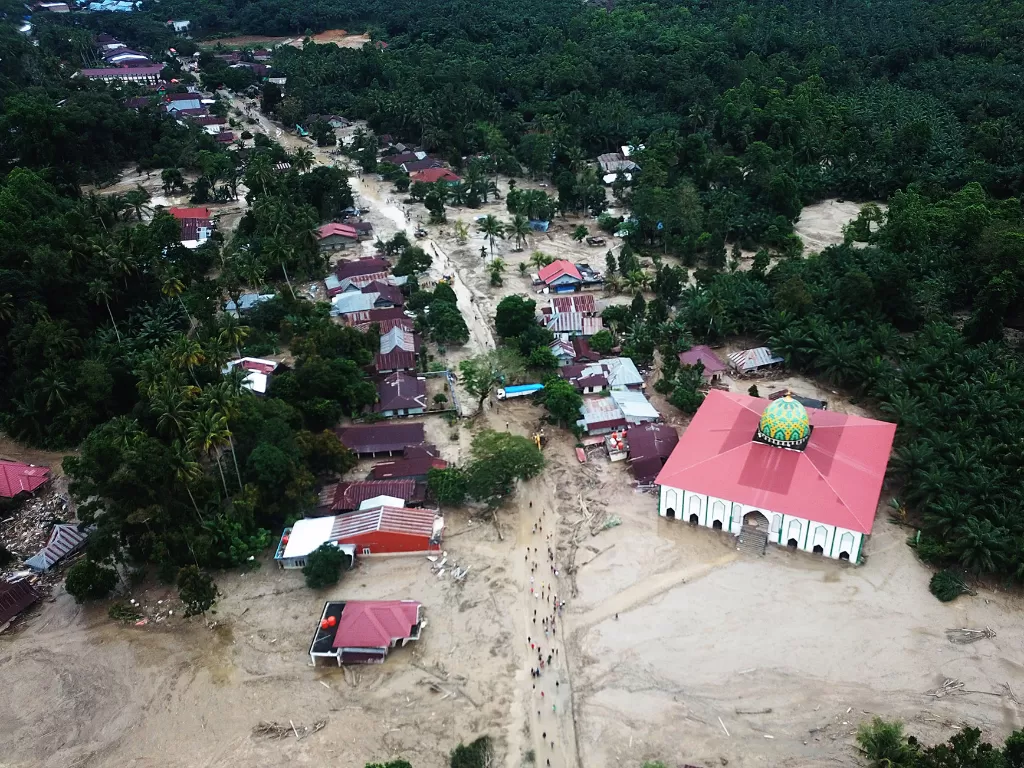 Foto udara kondisi perkampungan tertimbun lumpur akibat terjangan banjir bandang di Desa Radda, Kabupaten Luwu Utara, Sulawesi Selatan, Rabu (15/7/2020). (ANTARA FOTO/Moullies)