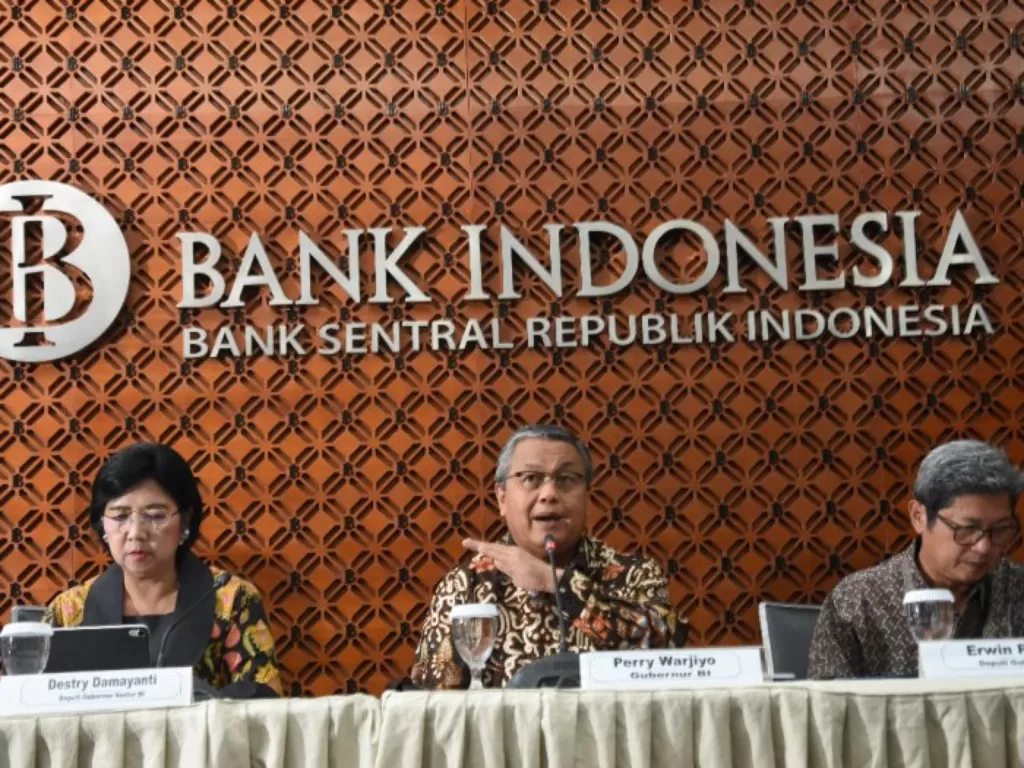 Gubernur Bank Indonesia Perry Warjiyo (tengah). (ANTARA/Indrianto Eko Suwarso)