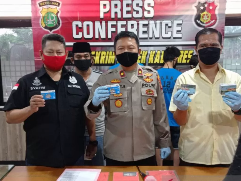 Barang bukti KJP yang digunakan sebagai alat pemerasan pengaku polisi dan wartawan. (Dok. Polres Metro Jakarta Barat)
