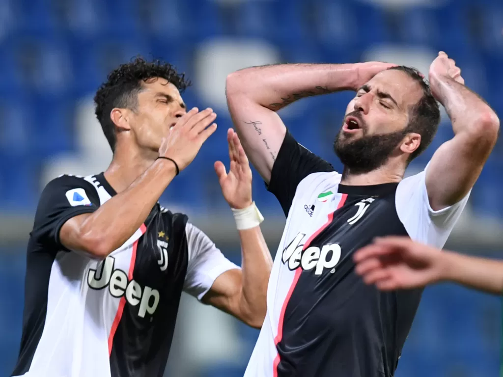 Pemain Juventus saat lawan Sassuolo. (REUTERS/JENNIFER LORENZINI)