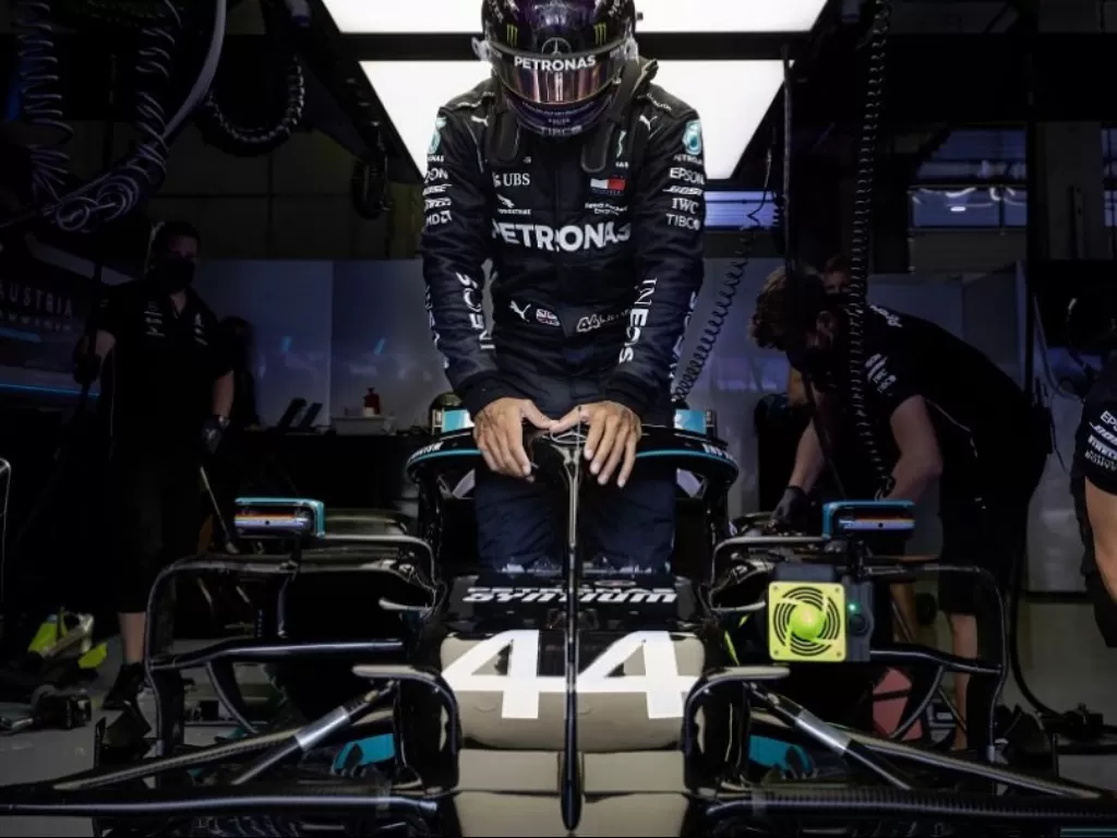 Lewis Hamilton saat menjajal Mercedes W11. (Instagram/@lewishamilton)