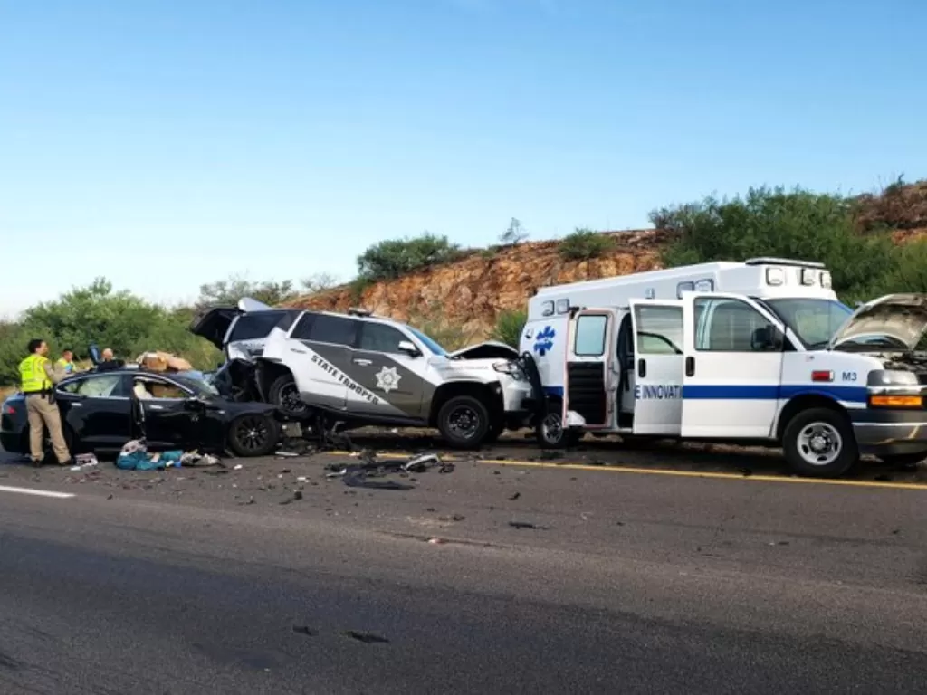 Tampilan kecelakaan Tesla yang menabrak mobil polisi dan ambulans. (Twitter/@Arizona_DPS)