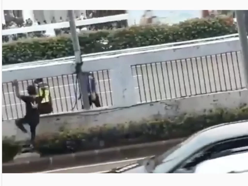 Massa menimpuk polisi yang tengah bertugas (Instagram/jokersupriadi)