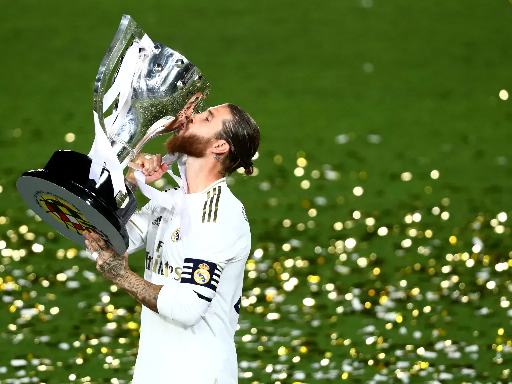 Kapten Real Madrid, Sergio Ramos tengah mencium trofi LaLiga. (REUTERS/Sergio Perez)