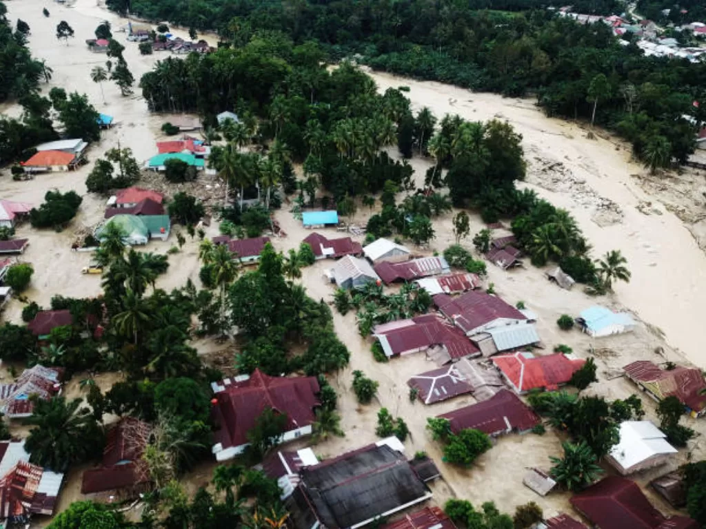 Foto udara kondisi perkampungan tertimbun lumpur akibat terjangan banjir bandang di Desa Radda, Kabupaten Luwu Utara, Sulawesi Selatan, Rabu (15/7/2020). (ANTARA/Moullies)