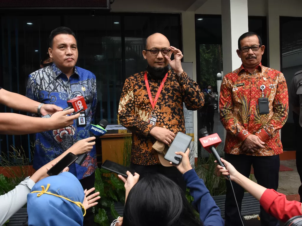 Penyidik KPK Novel Baswedan (tengah) didampingi Ketua Komisi Kejaksaan Barita Simanjuntak (kiri) dan Wakil Ketua Babul Khoir (kanan). (Foto: ANTARA/Indrianto Eko Suwarso)