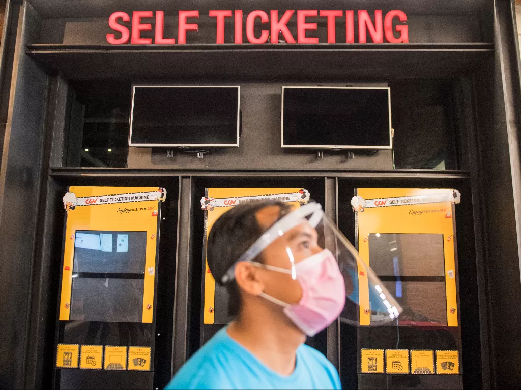 Pekerja menggunakan alat pelindung wajah saat simulasi pembukaan dan peninjauan tempat hiburan bioskop CGV. (Photo/ANTARA FOTO/M Agung Rajasa)