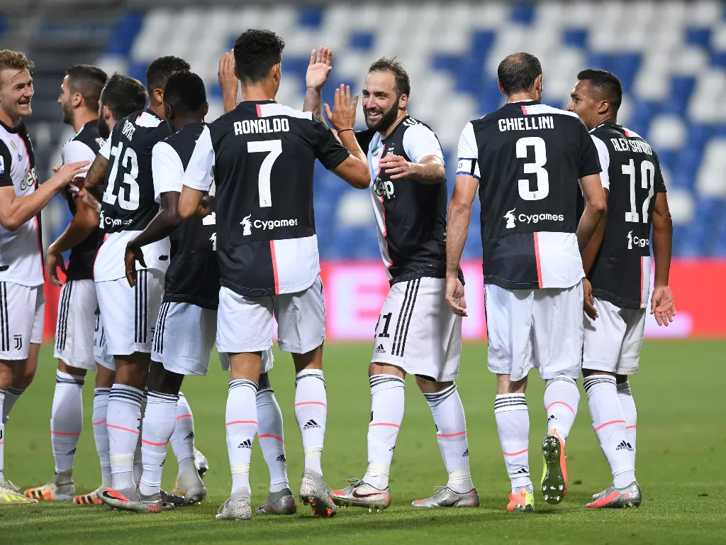 Skuad Juventus melakukan selebrasi gol di laga kontra Sassuolo. (REUTERS/Jennifer Lorenzini)