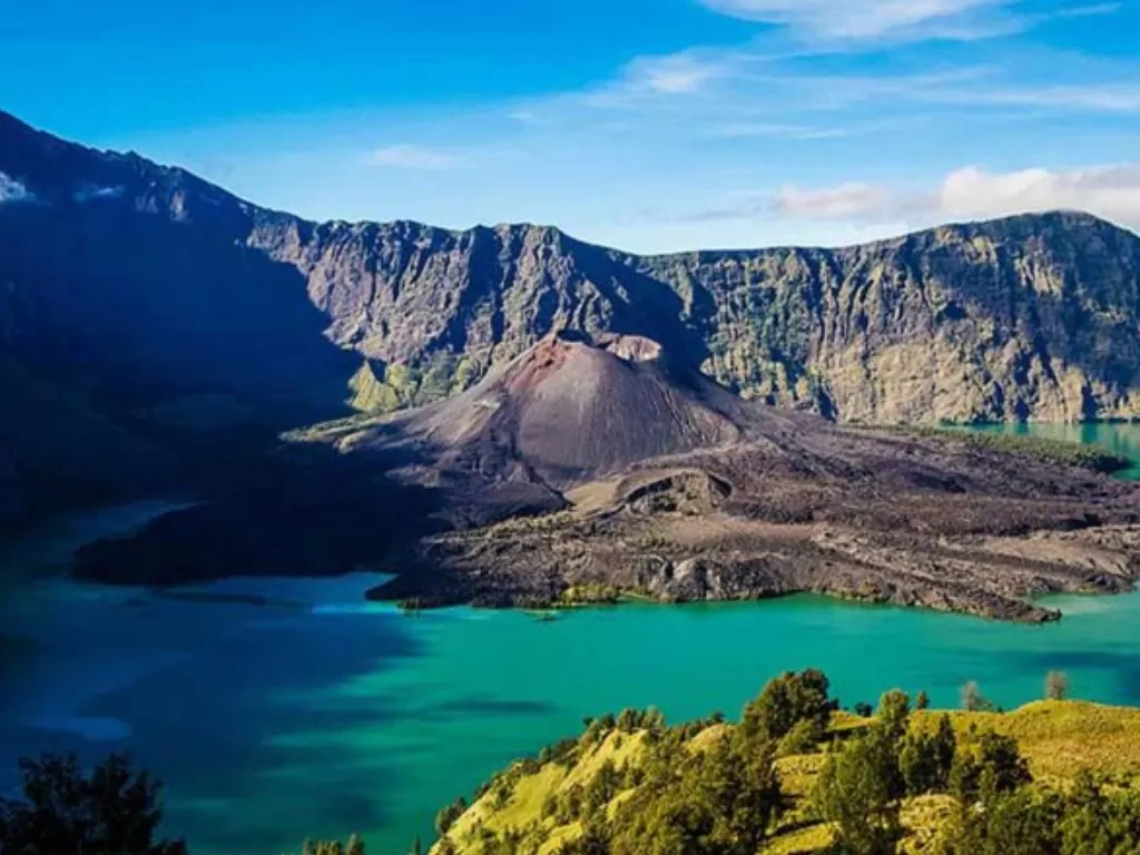 Gunung Rinjani, salah satu Geopark UNESCO yang ada di Indonesia. (kwriu.kemendikbud.go.id)