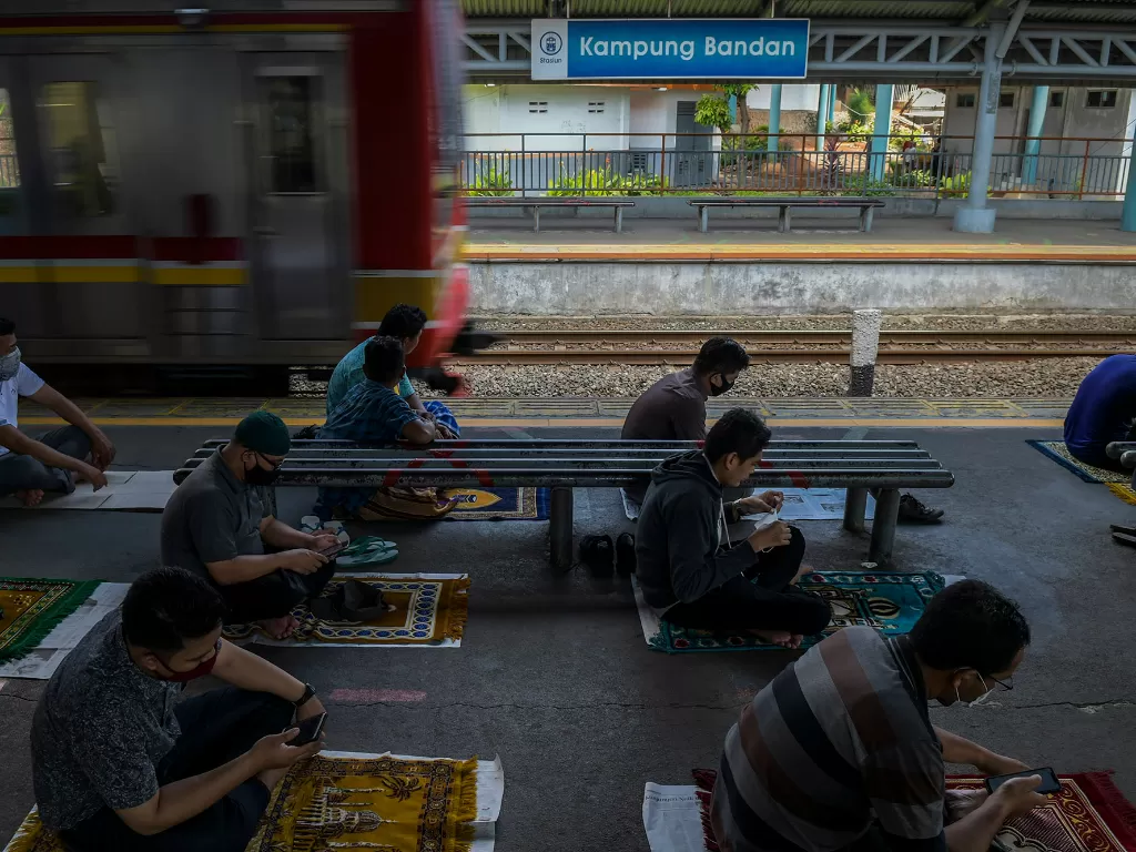 Warga melaksanakan salat Jumat di Peron Stasiun Kampung Bandan, Jakarta, Jumat (17/7/2020). (ANTARA FOTO/Galih Pradipta)