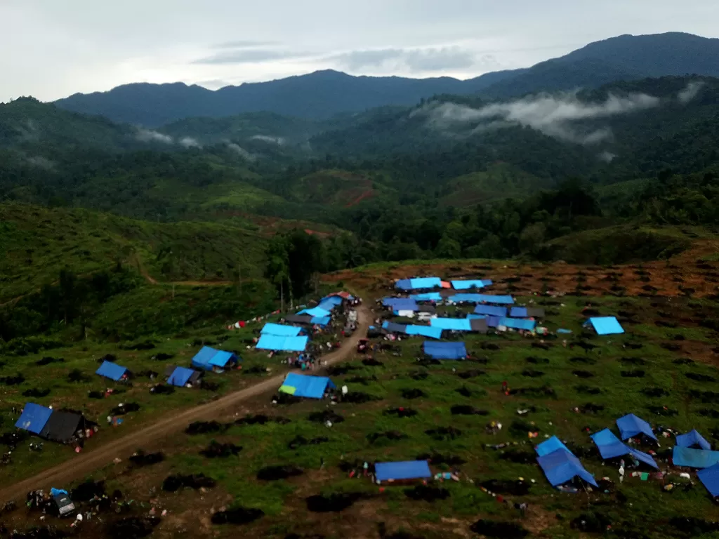  Foto udara tenda pengungsian korban banjir bandang di Perbukitan Desa Meli, Kecamatan Baebunta, Kabupaten Luwu Utara, Sulawesi Selatan, Kamis (16/7/2020). (ANTARA FOTO/Abriawan Abhe)
