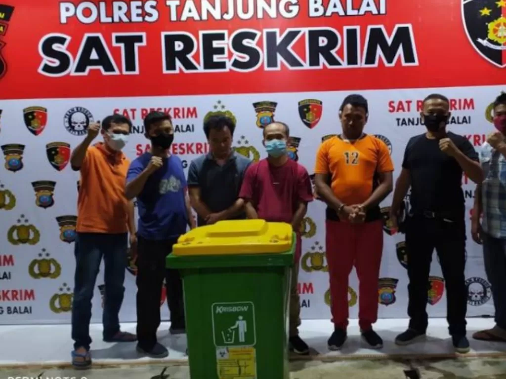 Personel Sat Reskrim Polres Tanjungbalai menangkap tiga pelaku pembobolan gudang obat-obatan. (IST)
