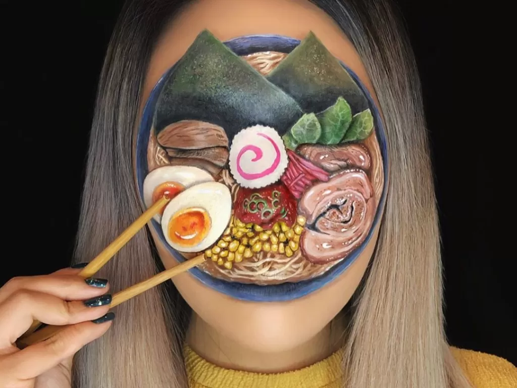 Body painting gambar makanan di wajah. (photo/Instagram/@mimles)