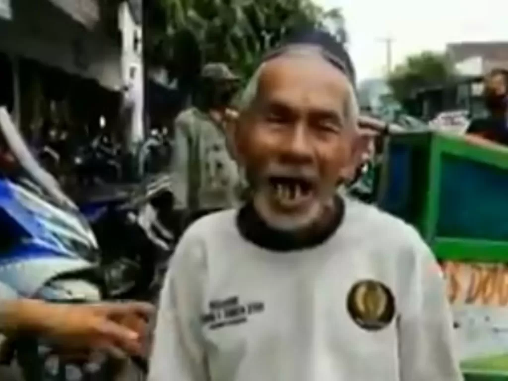 Kakek malah nyanyi mars PNI saat diminta nyanyi lagu Pancasila. (Screenshot)