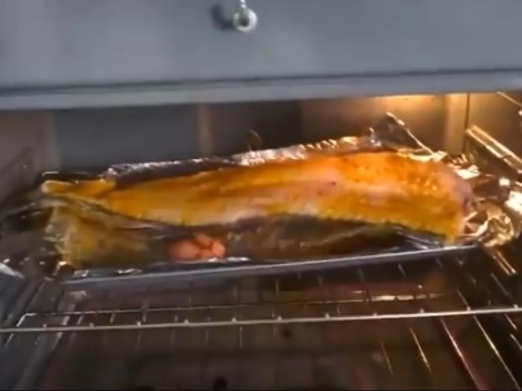 Ikan yang 'meronta' di dalam oven. (Screenshot)